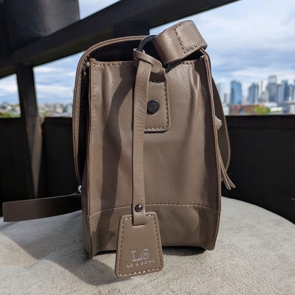 Lo & Sons Claremont Leather DSLR Crossbody Camera Bag in Taupe - Picture 3 of 12